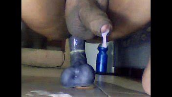 assis sur le bâton noir de 24cm XVIDEOS