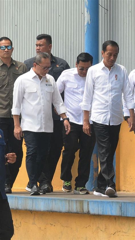 Foto Usai Pantau Persediaan Beras Di Gudang Bulog Jokowi Mulai Bagi