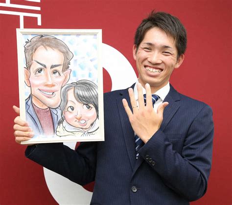 ＜巨人契約更改＞結婚を発表した高橋優貴は照れながら似顔絵と結婚指輪を見せる（撮影・森沢裕） ― スポニチ Sponichi Annex 野球