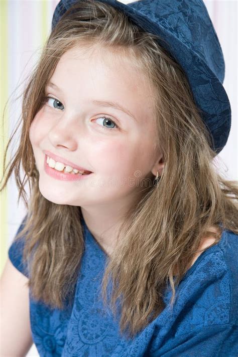 Portrait Dune Fille De Sourire De 8 Ans Dans Un Chapeau Image Stock