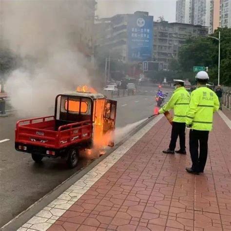 近日，简阳一电动三轮车发生自燃进行北门桥处置