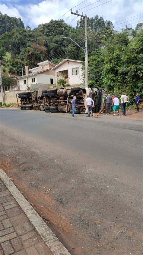 V Deo Carreta Carregada De Sal Mineral Tomba Na Sa Da De Gua Doce