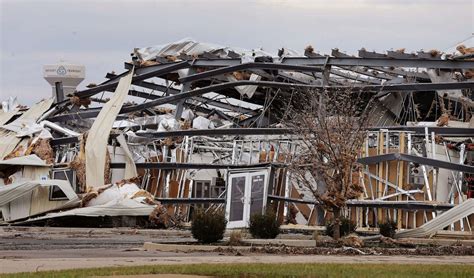 Bowling Green Ky Picture Deadly Tornadoes Devastate South Midwest