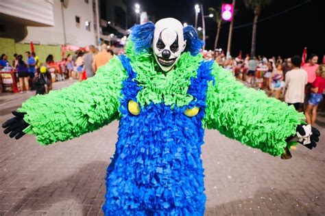 Bandinhas de sopro e percussão fazem a alegria dos foliões no quinto