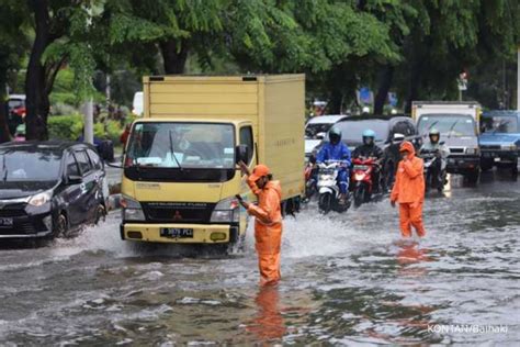 Prakiraan Cuaca Besok 3 12 Potensi Hujan Deras Di Beberapa Wilayah