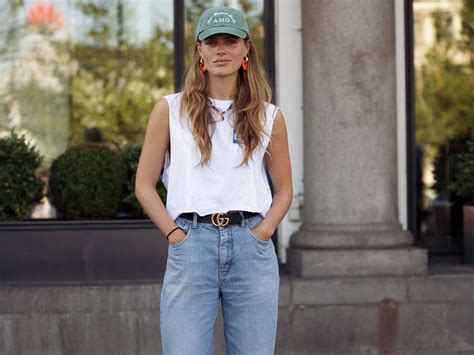 Flattering Mom Jeans Outfits And How To Wear Them