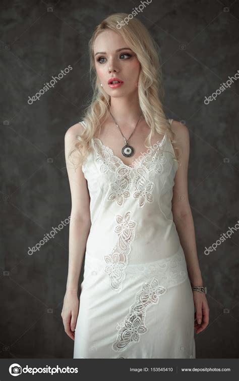 Senhora sexy bonita em lingerie branca elegante vestindo véu de casamento Retrato da menina