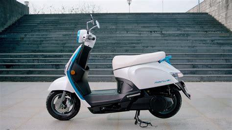 10 scooter eléctricos Kymco y una red de carga de baterías