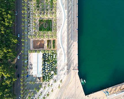 De compras y restaurantes por Muelle Uno el paseo del puerto de Málaga