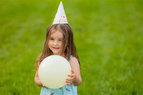 Belle Petite Fille En Robe Bleue Et Chapeau Avec Des Ballons Dans Le