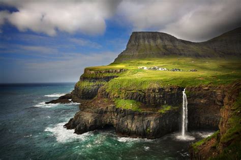 Village De Gasadalur Et Belle Cascade Vagar Les Iles Féroé Danemark