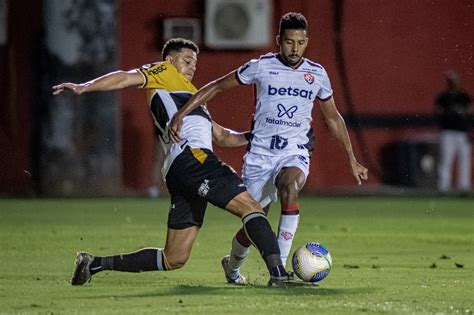 Vitória vence o Criciúma no Barradão e abre três pontos de vantagem do