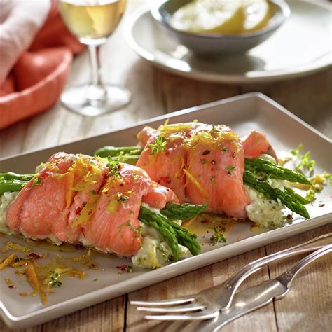 Rollitos de salmón y espárragos