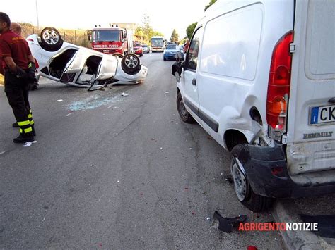 Viale Dei Giardini Si Capovolge Auto Ferita Donna E Due Bambini