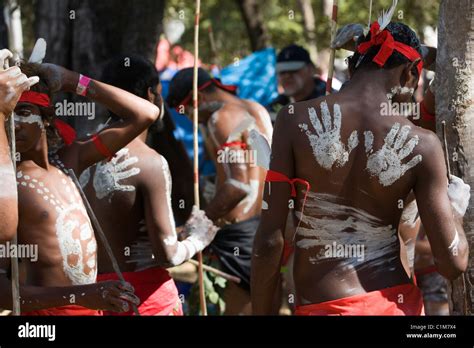 Einheimische Tänzer aus der Yarrabah Community auf dem Laura Aboriginal