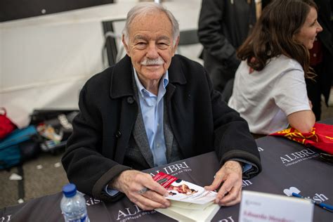 El Escritor Eduardo Mendoza Durante La Firma De Ejemplares De Su Libro