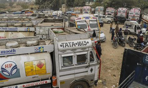 Trucker Drivers Continue Protest Panic Buying Of Fuel In Maharashtra