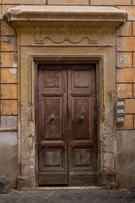 Hermosas Puertas Antiguas De Madera Tallada En La Calle En El área De