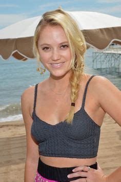 Sexy Hot Maika Monroe Bikini Pics