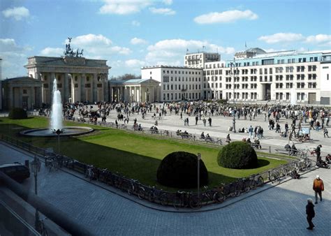 Top 21 Most Famous Squares In The World