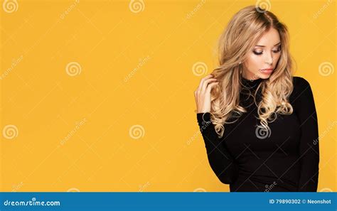 Sch Ne Blonde Frau Mit Dem Langen Lockigen Haar Stockfoto Bild Von M Dchen Sch N