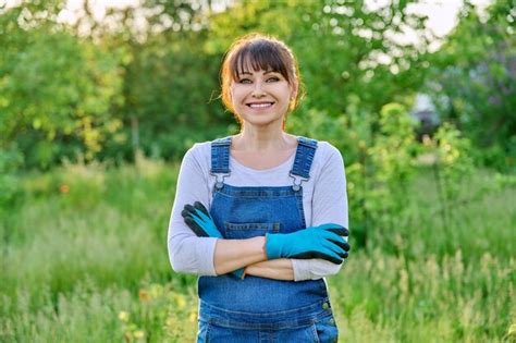 Premium Photo Outdoor Portrait Of Mature Smiling Woman In Countryside