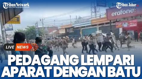 DETIK DETIK Pedagang Serang Aparat Di Karawang Tolak Relokasi Pasar