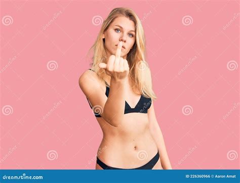 Junge Schöne Blonde Frau Mit Bikini Mit Dem Mittelfinger Unhöflich Und Unhöflich Vom