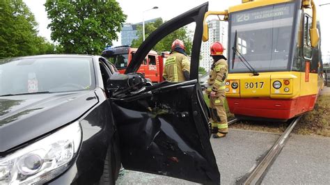 Warszawa Zderzenie Tramwaju I Samochodu Osobowego Na S Omi Skiego