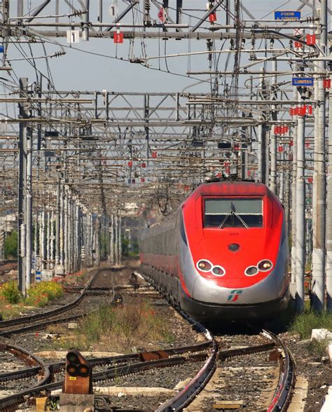 Frecciarossa fährt mit einer kleinen Verspätung in den Bahnhof von