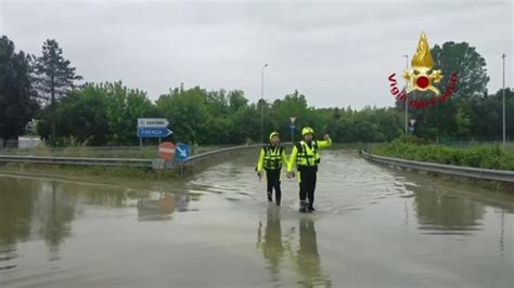 Alluvione In Emilia Romagna Vigili Del Fuoco Salvano Persone Con I