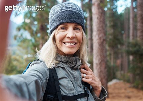 Shot of a mature woman taking a selfie while out hiking 이미지 게티이미지뱅크