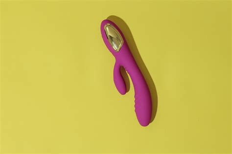 Vista Superior Do Vibrador Dildo Rosa Sobre Fundo Amarelo Brinquedo