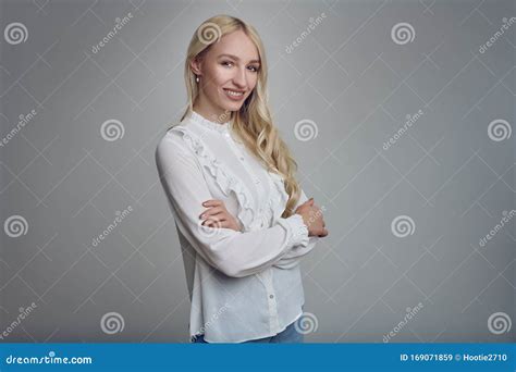Jonge En Mooie Langharige Blonde Vrouw In Witte Blouse Stock
