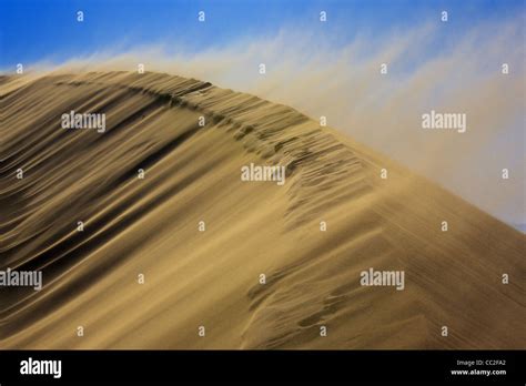 Tormenta De Arena En El Desierto Del Parque Nacional Emel Altyn