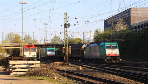 Cobra 2807 kommt aus Richtung Köln Aachen Hbf mit einem langen