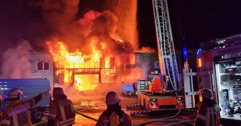 Düsseldorf Großbrand in Gewerbegebiet Lagerhalle brennt Fotos