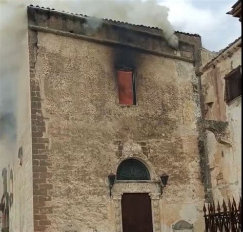 Palermo Le Fiamme Divorano La Chiesa Del Convento Di Santa Maria Di