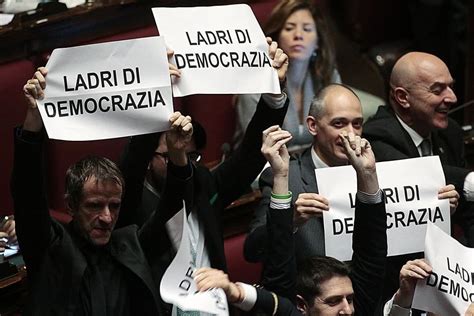 Camera Cartelli Di Protesta Della Lega Ladri Di Democrazia La