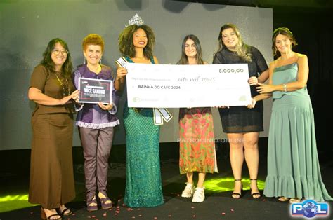 Em Noite De Emo O Jovem De Anos Eleita Rainha Nacional Do Caf