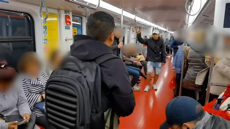 Milano il duo di rapper peruviani improvvisa un freestyle sul metrò