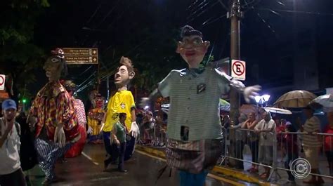 Tradicional desfile dos Bonecões da Barra reúne centenas de pessoas em