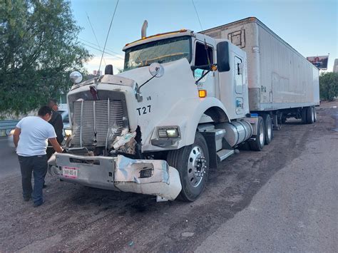 Tracto Choca A Transporte Público Noticias De Querétaro