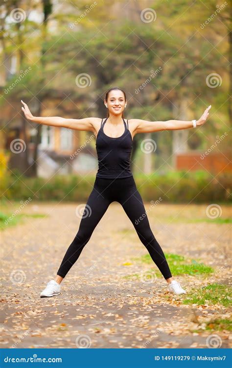 Aptitud Mujer Que Hace Estirando Ejercicio En Parque Imagen De Archivo