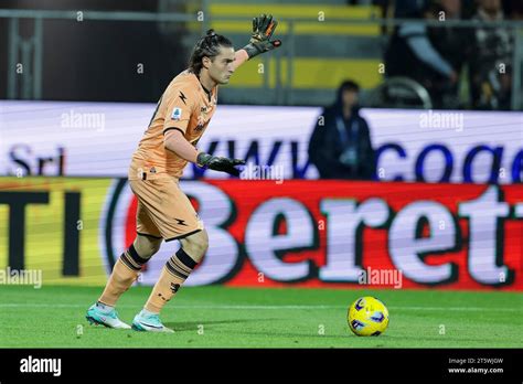 El portero italiano Stefano Turati de Frosinone controla el balón