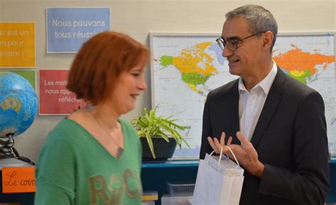 Distribution de dictionnaires dans les écoles Bihorel 76