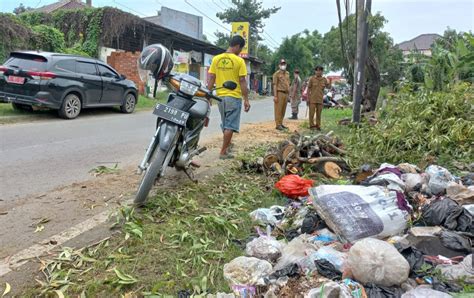 Jorok Sampah Berserakan Di Mana Mana