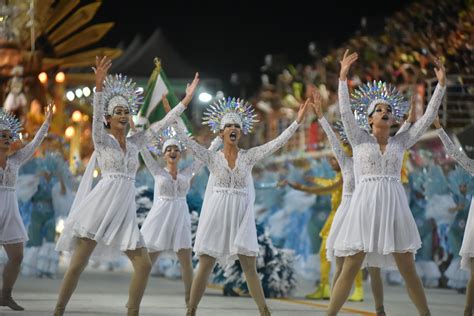 Veja galeria de fotos da comissão de frente das escolas de samba A Gazeta