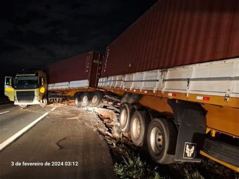 Acidente Carreta Bitrem Interdita Faixas Da Rodovia Dos