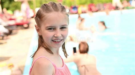 Preadolescente en pool metrajes Vídeo de cara bikini 234247290